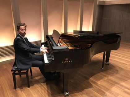 Lukas Goldschmidt als Piano-Bar-Entertainer am Klavier